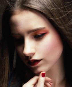 顔脱毛施術後に化粧水がしみる原因と対処法は？