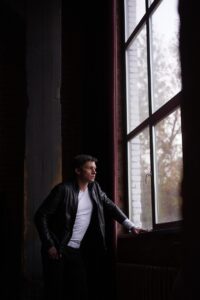 背中のニキビが気になる方が脱毛できる方法は？